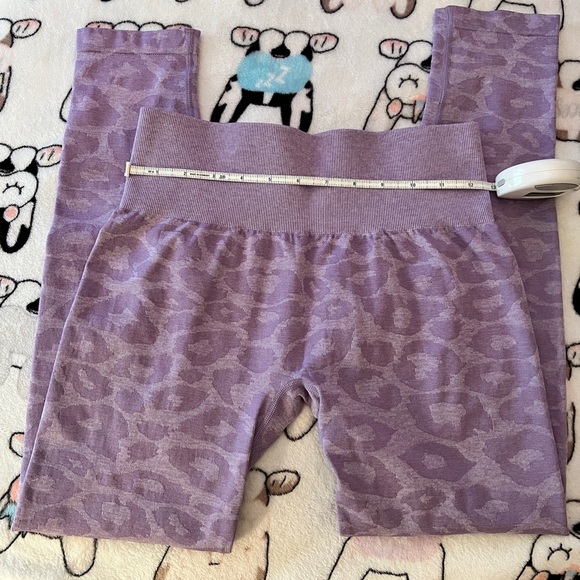 Lilac Leopard Seamless Leggings, size L - Picture 5 of 10